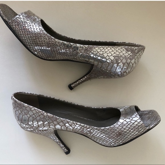 Classic Super Sexy Python Silver Tone BCBG Generation peep toe Pumps. Lux Style! - Picture 2 of 5